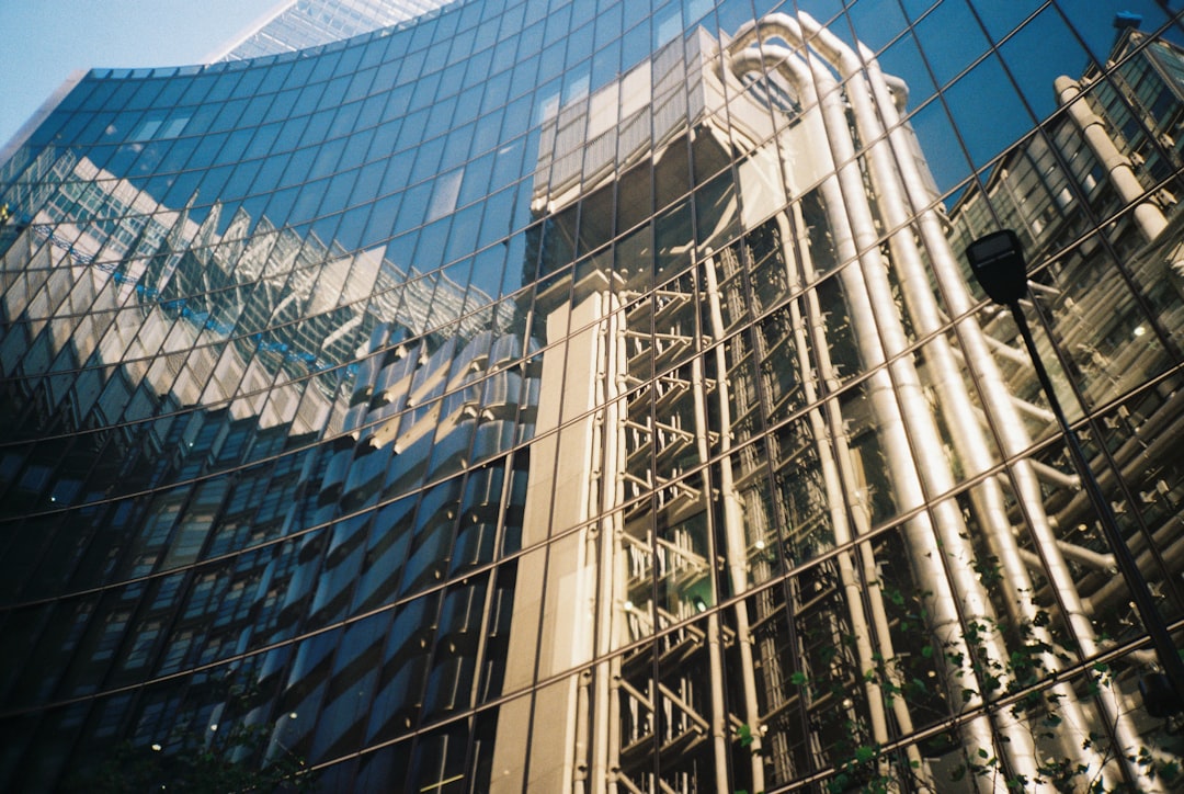 découvrez le monde de l'assurance avec nos conseils et solutions personnalisées. protégez votre avenir et celui de vos proches grâce à des options adaptées à vos besoins, que ce soit pour l'assurance santé, automobile, habitation ou vie.